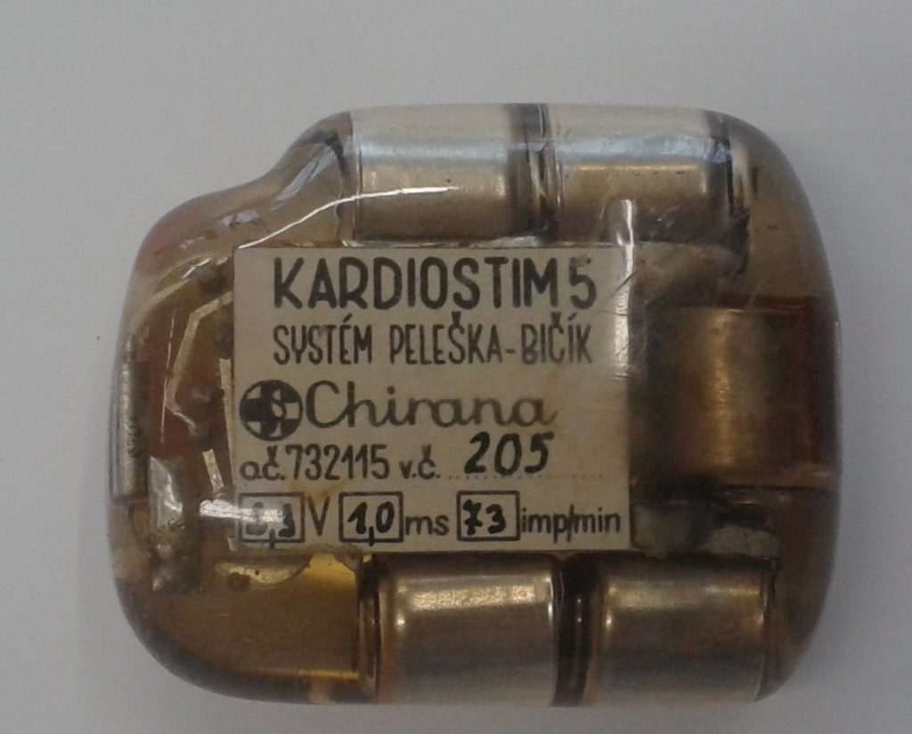 .Jeden z prvních modelů kardiostimulátoru v Čechách, vyrobený ve Výzkumném ústavu pro elektroniku a modelování v lékařství v Krči (později IKEM) kolem r. 1970. Přístroj s konstantní frekvencí signálu byl poháněn pěti rtuťovými články. Výroba v Chiraně byla pouze plánována, později ji převzala Tesla Valašské Meziříčí (ZM NLK)